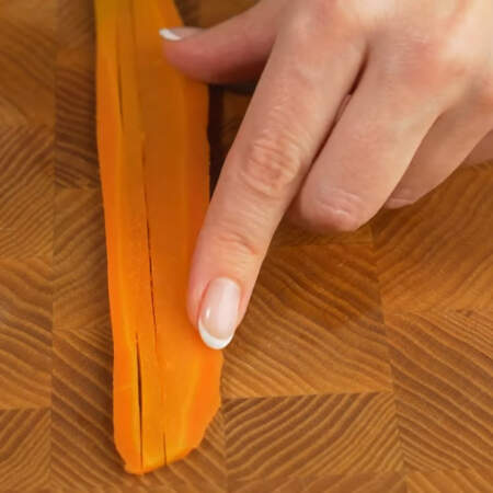 Пластинку моркови нарезаем тонкими полосками. 