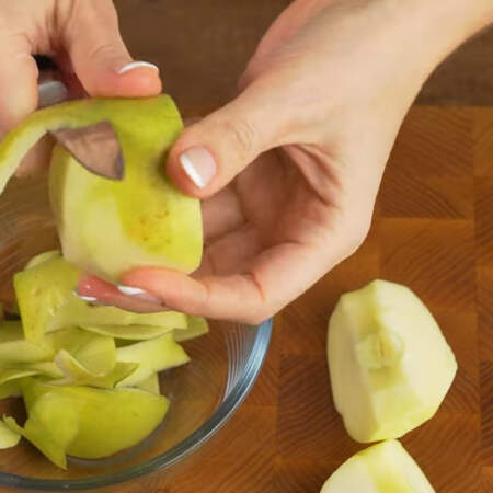Берем одно кисло-сладкое яблоко и разрезаем его на 4 части. У яблока вырезаем серединку и срезаем шкурку.