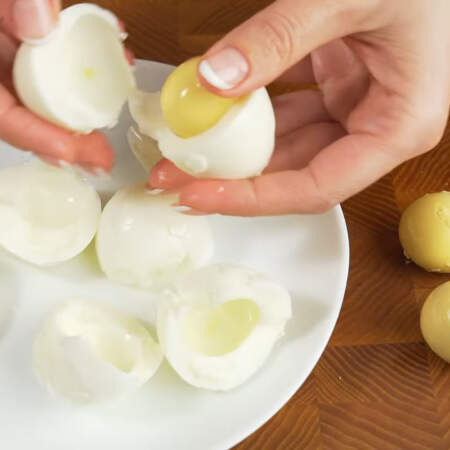 4 вареных яйца разделяем на белок и желток. 