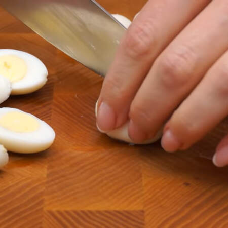 15 вареных перепелиных яиц тоже нарезаем половинками.