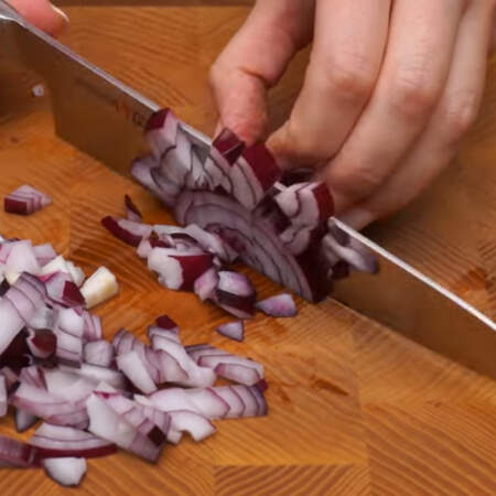 Маринуем лук для салата.
1 красную луковицу нарезаем кубиками. Также можно использовать белый репчатый лук. 