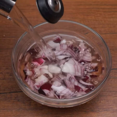 Все заливаем примерно половиной стакана кипятка и перемешиваем до растворения сахара и соли. Оставляем лук мариноваться на 15 минут.
