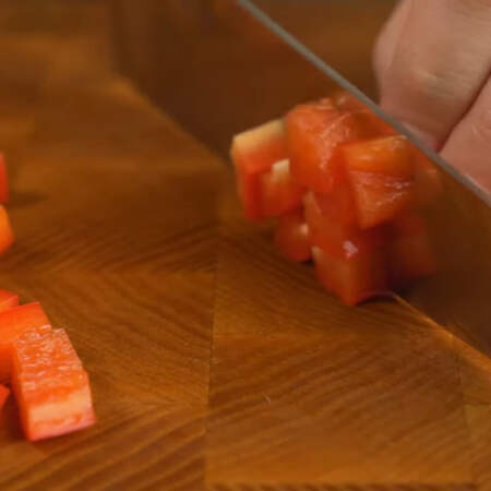 Подготовленный перец нарезаем кубиками.