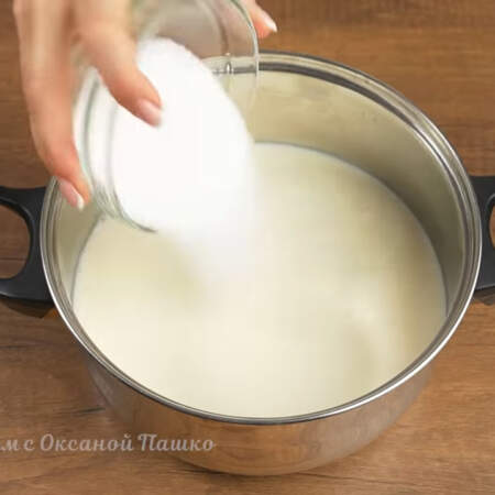 Пока остывает бисквит, готовим крем для торта.
В кастрюлю наливаем 1 л молока. Сюда же насыпаем 120 г сахара, 10 г ванильного сахара и 100 г муки. 