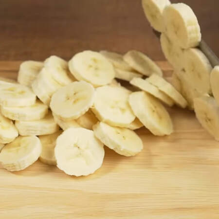3-4 банана, в зависимости от их размера, нарезаем кружочками. 
