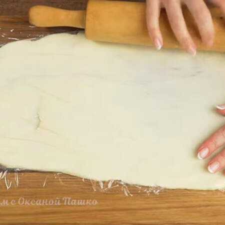 Раскатываем сыр скалкой в прямоугольный пласт толщиной примерно 3 мм.