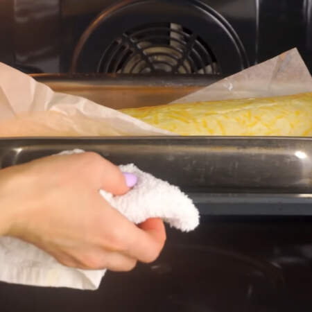 Ставим в разогретую духовку до 180 градусов. Запекаем примерно 40- 45 минут. 
Если во время выпечки рулет сильно запекается сверху, то накройте его пергаментной бумагой.