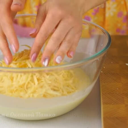 Сюда же в миску добавляем тертый сыр.