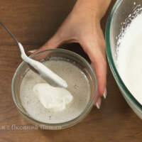 В распущенный желатин наливаем примерно 2 столовые ложки готовой сливочно-йогуртовой массы 