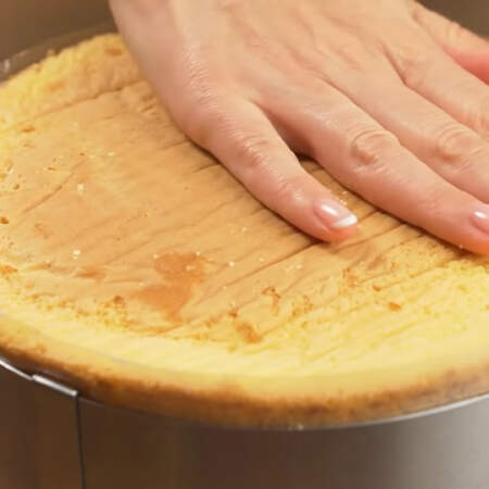 Бисквит кладем на торт пропитанной стороной вниз. Корж прижимаем руками и выравниваем.