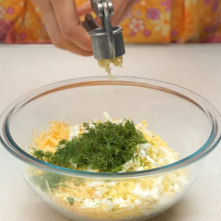 В миску кладем тертый сыр, яйца и нарезанный укроп. 
Сюда же выдавливаем 2 зубчика чеснока через пресс 