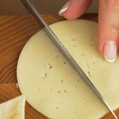 Кружок сыра разрезаем пополам. 