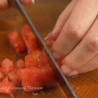 Подготовленные помидоры нарезаем кубиками.