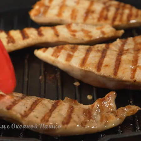 Обжариваем мясо до готовности сначала с одной стороны, а затем с другой. 
Также можно обжарить филе на обычной сковороде или запечь его в духовке.