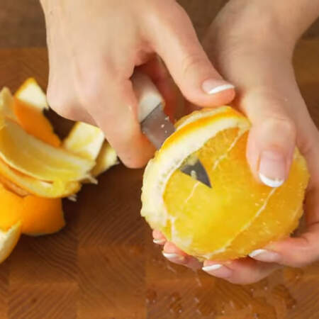 Берем 1 апельсин и срезаем с него кожуру вместе с пленкой.