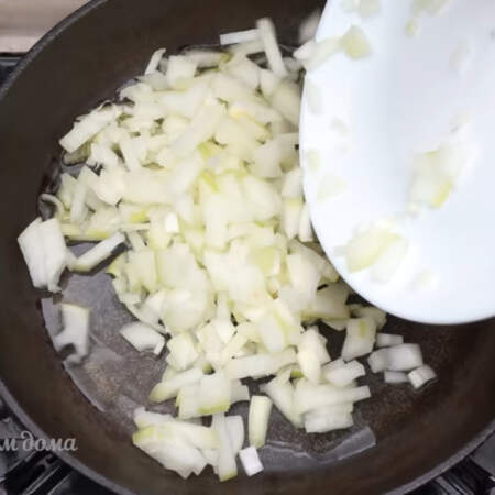 На сковороду с небольшим количеством растительного масла выкладываем нарезанный лук. 
