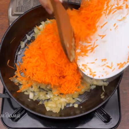 К луку добавляем тертую морковь.