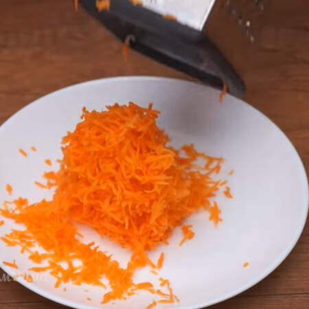 1 сырую морковь трем на мелкой терке.