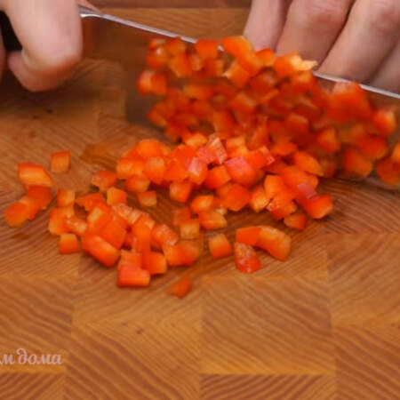 Половину красного перца нарезаем небольшими кубиками.