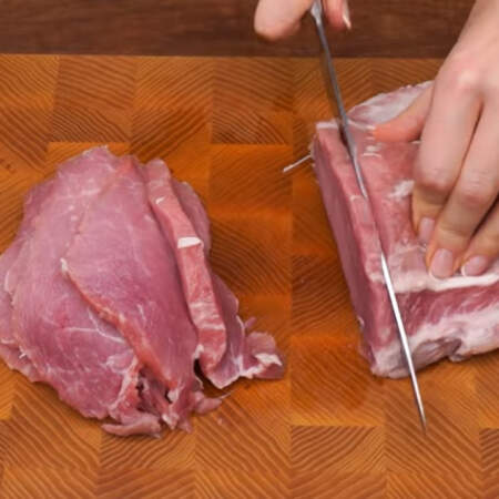 Сначала приготовим мясо для закуски.
1 кг мяса нарезаем поперек волокон пластинками толщиной от 7 до 10 мм. 