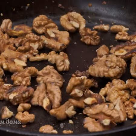 Готовим орехи для соуса.
120 г грецких орехов высыпаем на сковороду и немного обжариваем их на небольшом огне периодически перемешивая.