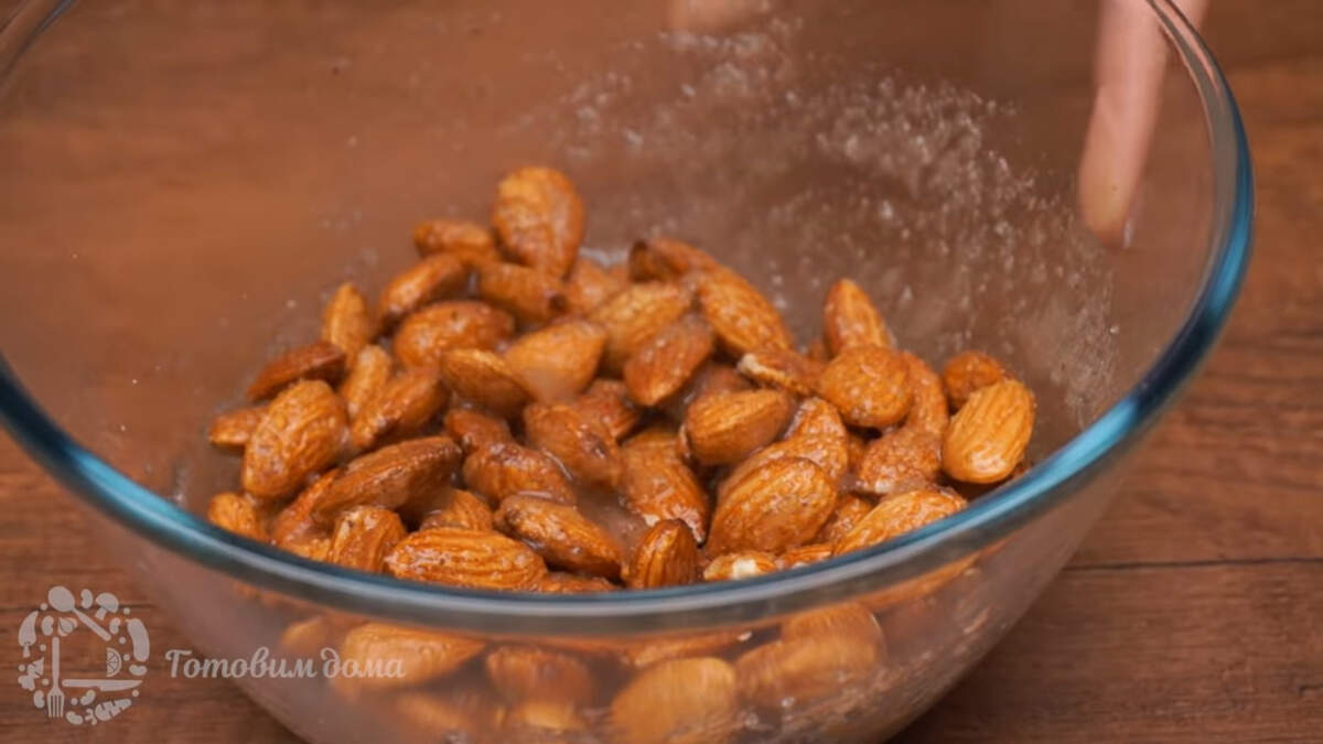 Орешки в карамели. Миндальные орехи в карамели. День арахиса в карамели. Орехи в карамели Тунис.