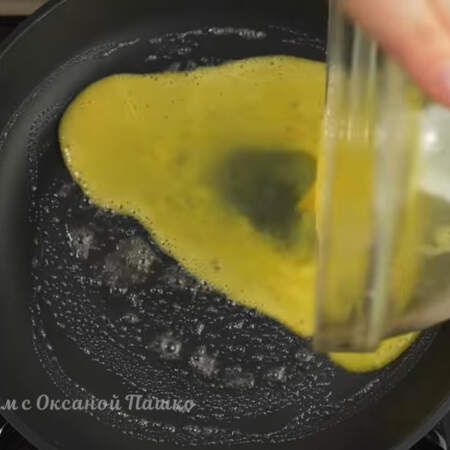 Разогретую сковороду смазываем сливочным маслом. Выливаем яичную смесь. 