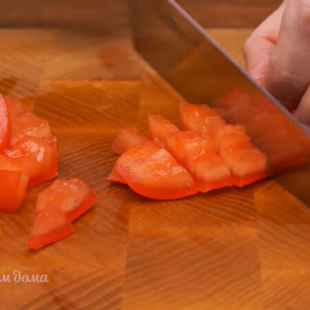 Мякоть помидоров нарезаем кубиками.