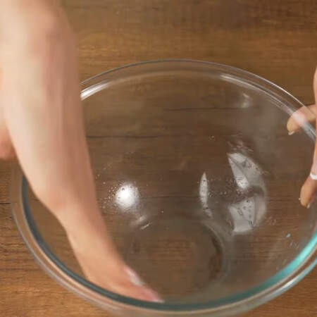 Миску немного смачиваем водой, так пищевая пленка будет лучше приклеиваться к миске. 