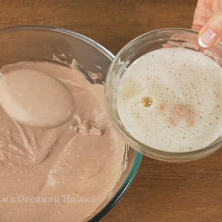 В растопленный желатин добавляем 2 ст.л. приготовленной творожно-йогуртовой смеси. 