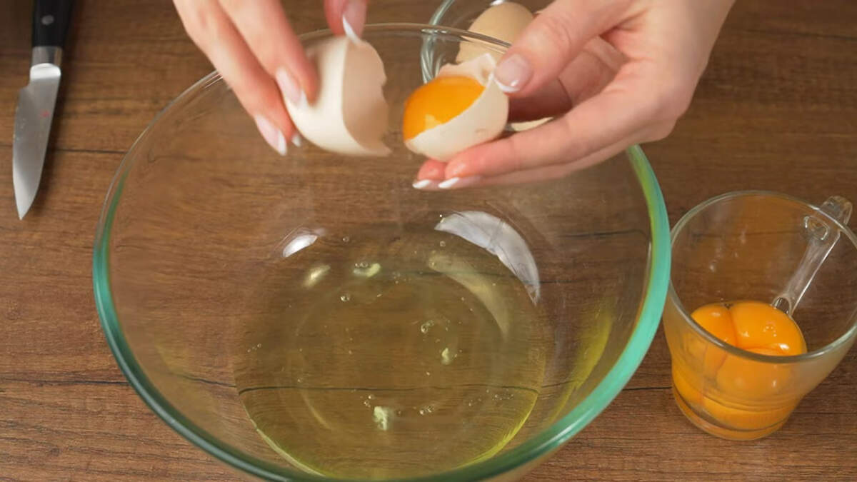 Сначала испечем бисквит.
Разбиваем 4 яйца аккуратно разделяя их на желток и белок.
