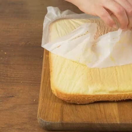 Испеченному бисквиту даем полностью остыть и вынимаем из формы.