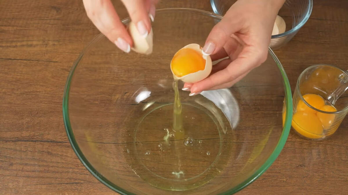 4 яйца аккуратно разделяем на желток и белок. Для безе нам понадобятся только белки, а 2 желтка используем позже для приготовления заварного крема.