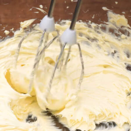 Масло взбиваем миксером до побеления и увеличения его в объеме.