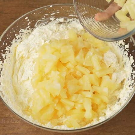 В готовый крем добавляем нарезанные ананасы.
