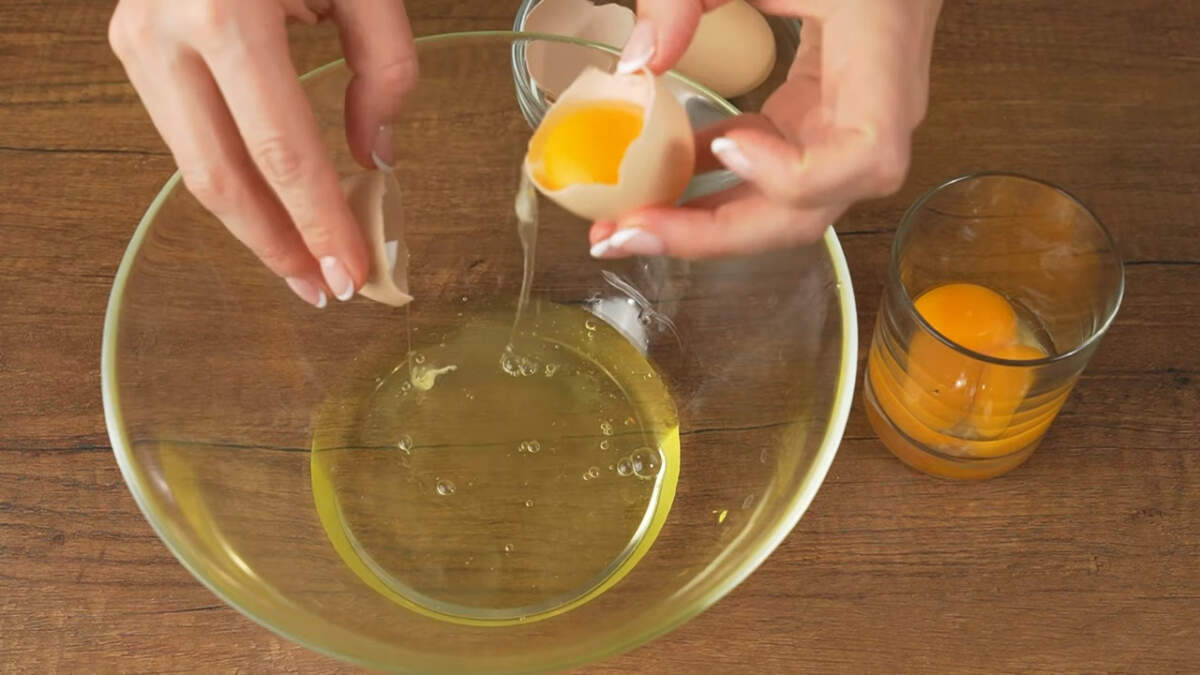 4 яйца аккуратно разделяем на желток и белок.