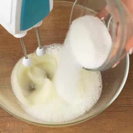  В белки добавляем щепотку соли и начинаем взбивать. Когда появится пена постепенно засыпаем 80 г сахара. Лучше всего для бисквита использовать яйца комнатной температуры.