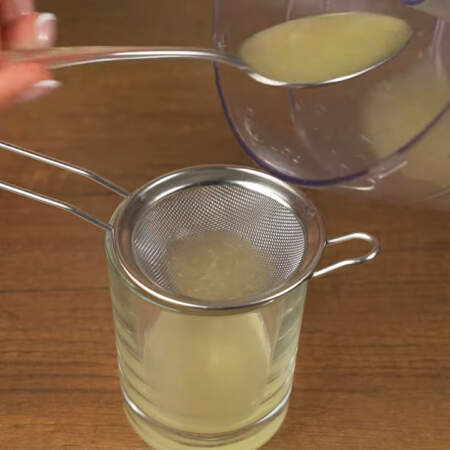 Этот сок процеживаем через сито. Нам понадобится 3-4 ст.л. лимонного сока.