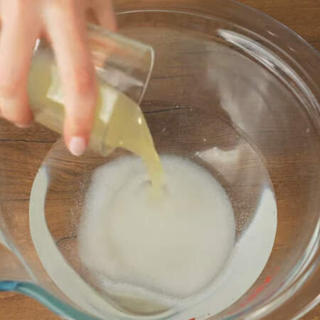 В миску наливаем 800 мл воды, насыпаем 150 г сахара и наливаем лимонный сок. 