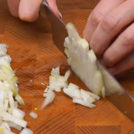 Сначала замаринуем лук для салата.
1 луковицу нарезаем небольшими кубиками.