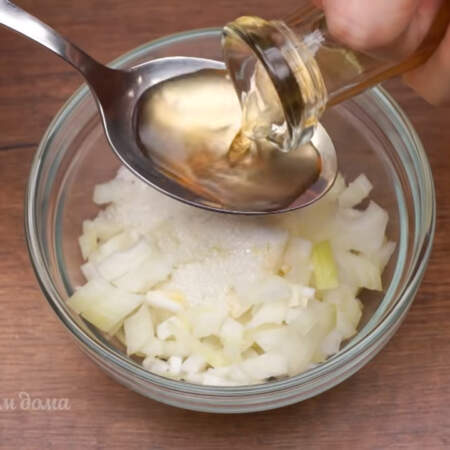  Нарезанный лук кладем в небольшую мисочку. К нему добавляем 0,5 ч.л соли, 1 ч. л. сахара и 2 ст.л. уксуса. Я использую яблочный уксус, но также можно использовать и столовый 9%.