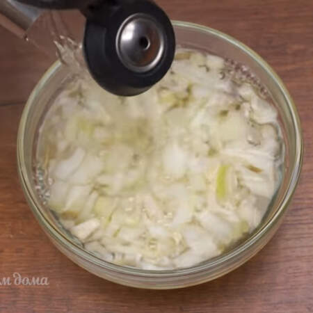 Все заливаем примерно половиной стакана кипятка и перемешиваем до растворения сахара и соли. 
Оставляем лук мариноваться на 15 минут.