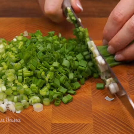Мелко нарезаем пучок зеленого лука. Зеленый лук можно заменить 1 головкой белого репчатого лука.
