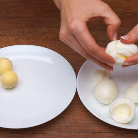 4 вареных яйца разделяем на желток и белок.