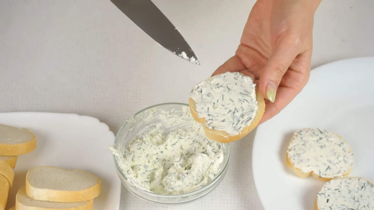 Сыр с укропом намазываем на каждый кусочек хлеба.