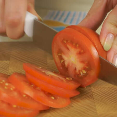 Теперь берем помидоры и нарезаем их кружочками. 