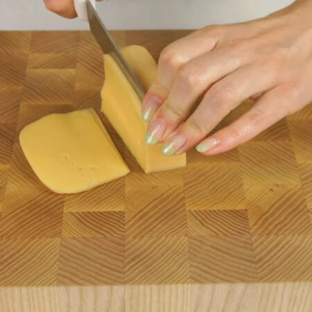 Сыр нарезаем тонкими пластинками. 