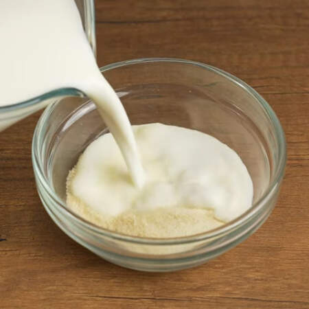Сначала приготовим молочный слой.
В мисочку насыпаем 15 г желатина и наливаем примерно 100 мл молока.