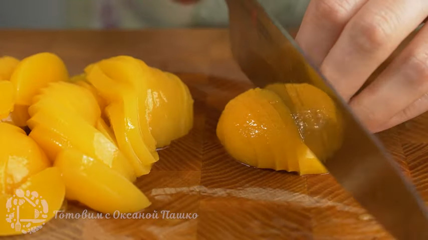 Половинки консервированных персиков нарезаем тонкими пластинками. Для десерта понадобится одна банка персиков объемом 820 мл. 
