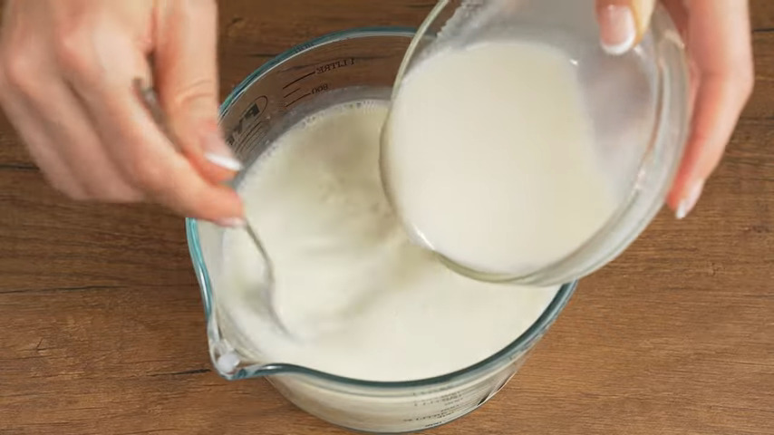 Распущенный желатин выливаем в уже подготовленное молоко. Все перемешиваем.